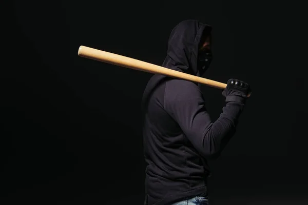 Siyah Üzerine Izole Edilmiş Beyzbol Sopası Tutan Maskeli Eldivenli Afro — Stok fotoğraf