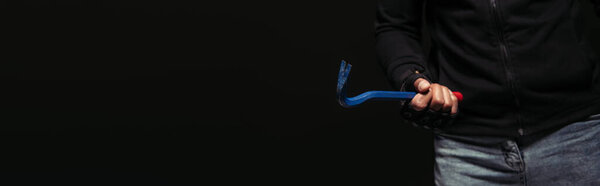 Обрезанный вид африканского американского хулигана, держащего лом инструмент изолированный на черном, баннер 