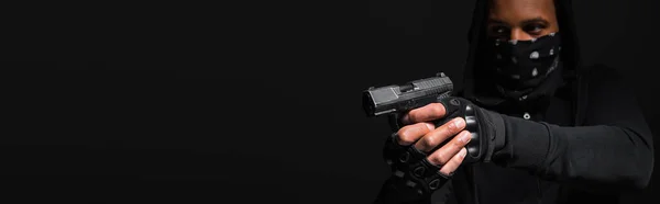 Verschwommener Afrikanisch Amerikanischer Bandit Mit Handfeuerwaffe Isoliert Auf Schwarzem Banner — Stockfoto