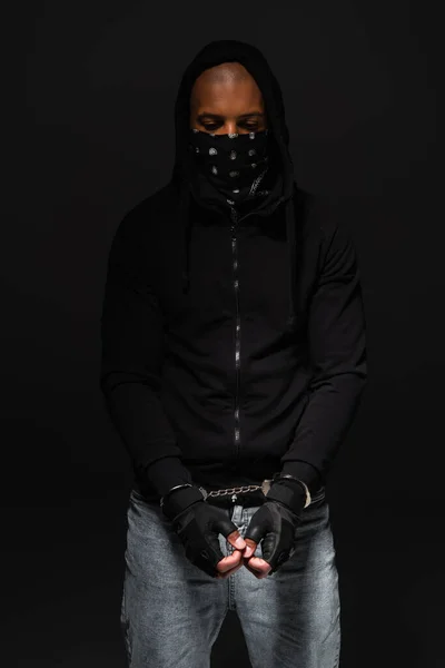 Africano Bandido Americano Com Máscara Rosto Algemas Isolado Preto — Fotografia de Stock