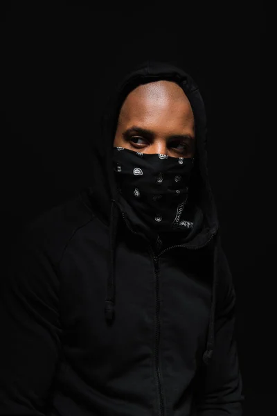 Afroamerikanischer Bandit Mit Schal Gesicht Schaut Isoliert Auf Schwarz Weg — Stockfoto