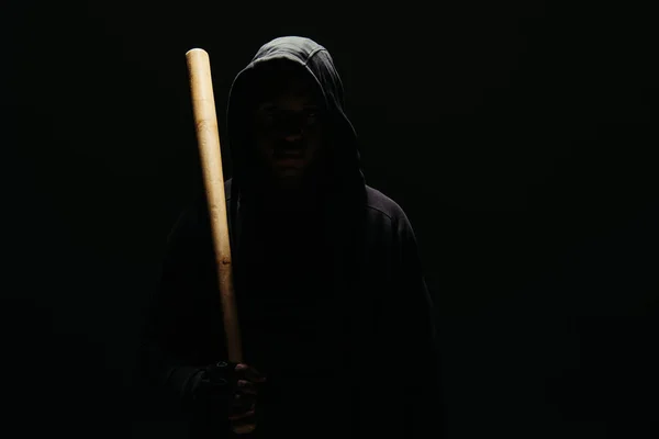 Silhouet Van Hooligan Hoodie Met Honkbalknuppel Geïsoleerd Zwart Met Verlichting — Stockfoto