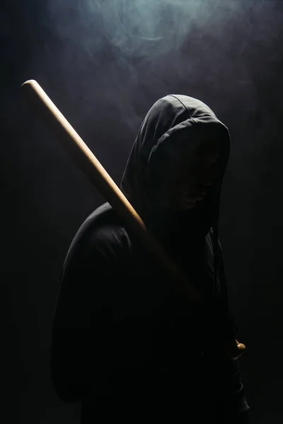 Silueta Bandido Sosteniendo Bate Béisbol Sobre Fondo Negro Con Humo — Foto de Stock