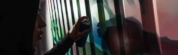 Вид Збоку Афроамериканського Вандалу Графіті Стіні Банер — стокове фото