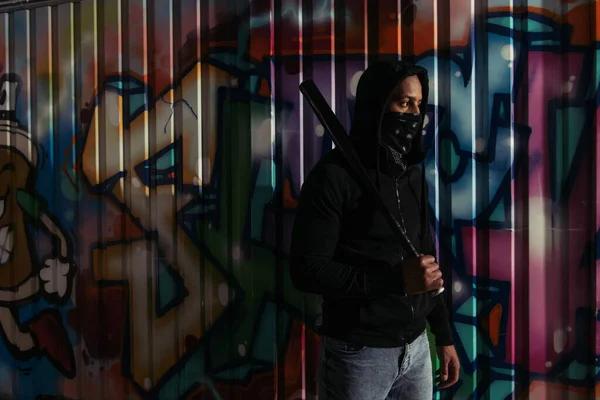 African American Vandal Mask Face Holding Baseball Bat Graffiti Urban — Foto de Stock