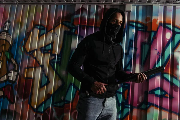 African American Hooligan Hoodie Holding Baseball Bat Graffiti Wall —  Fotos de Stock