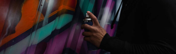 Обрезанный вид на африканские американские вандальные картины граффити на городской улице, баннер 