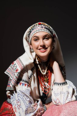 Geleneksel giyimli, süs ve siyah boncuklu mutlu Ukraynalı kadın portresi. 