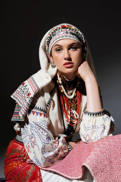 Портрет Молодої Українки Традиційному Одязі Орнаментом Червоними Намистинами Чорному — стокове фото