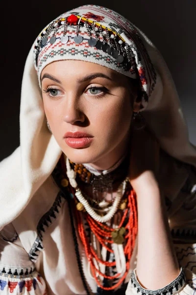 Portrét Zamyšlené Mladé Ukrajinské Ženy Tradičním Oblečení Ornamentem Červenými Korálky — Stock fotografie