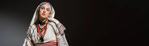 Молодая Украинка Традиционной Одежде Орнаментом Красными Бусами Черном Баннер — стоковое фото