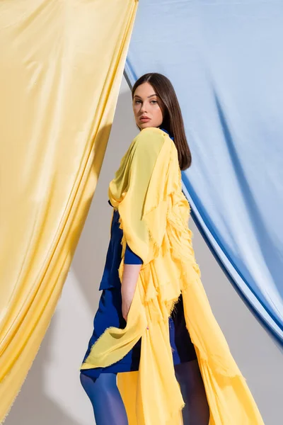 Ładny Młody Ukraińska Kobieta Kolorowy Blok Sukienka Pozowanie Pobliżu Niebieski — Zdjęcie stockowe