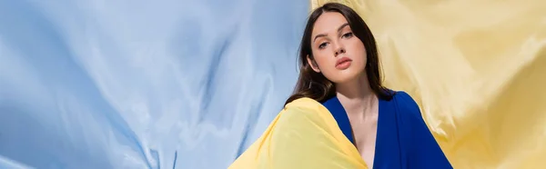 Молодая Украинка Цветной Блочной Одежде Позирует Возле Сине Желтого Флага — стоковое фото
