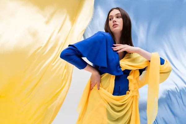 Українка Молода Жінка Модний Кольоровий Одяг Поставлений Біля Синьої Жовтої — стокове фото
