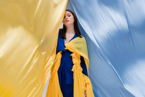 Mujer Joven Ucraniana Patriótica Ropa Moda Posando Cerca Tela Azul — Foto de Stock