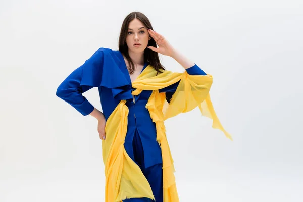 Pewny Ukraińska Kobieta Niebiesko Żółty Ubrania Pozowanie Ręki Biodrze Odizolowane — Zdjęcie stockowe