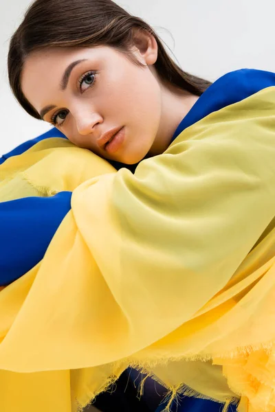 Ніжна Українська Молода Жінка Синьо Жовтому Вбранні Дивиться Камеру Ізольовано — стокове фото