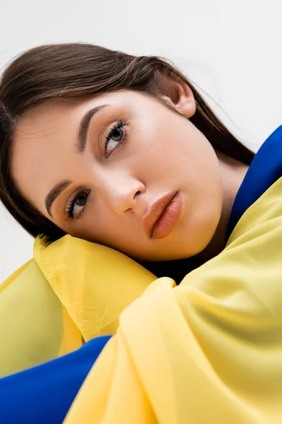 파란색 노란색 부드러운 우크라 여성은 회색에서 고립된 눈길을 바라본다 — 스톡 사진