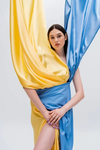 Jeune Femme Ukrainienne Robe Bleue Jaune Posant Isolée Sur Gris — Photo