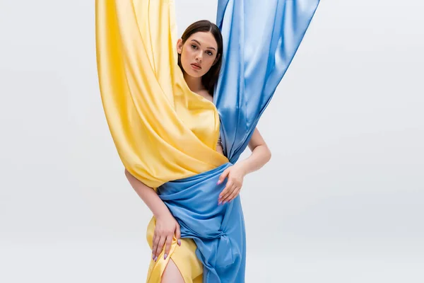 Jeune Femme Ukrainienne Robe Bleue Jaune Debout Isolé Sur Gris — Photo