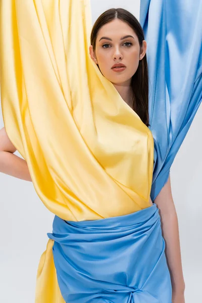 Retrato Mulher Ucraniana Jovem Vestido Azul Amarelo Posando Isolado Cinza — Fotografia de Stock