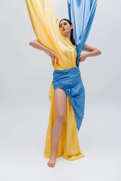 Повний Зріст Українки Синьому Жовтому Вбранні Поклавши Руки Стегна Сірий — стокове фото