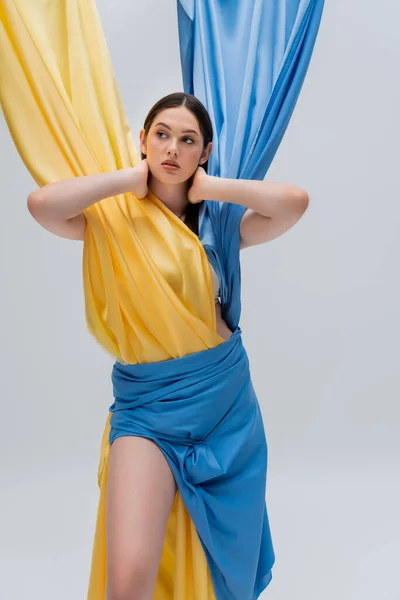 Mulher Ucraniana Morena Vestido Azul Amarelo Olhando Para Longe Posando — Fotografia de Stock