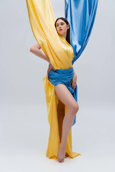 Повно Брюнетки Юної Українки Синьому Жовтому Вбранні Поставленому Сірий — стокове фото