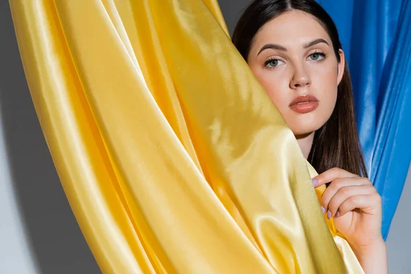 Sensuelle Jeune Femme Ukrainienne Posant Près Drapeau National Bleu Jaune — Photo