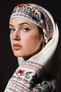Siyah üzerine izole edilmiş geleneksel başlıklı genç Ukraynalı kadın portresi