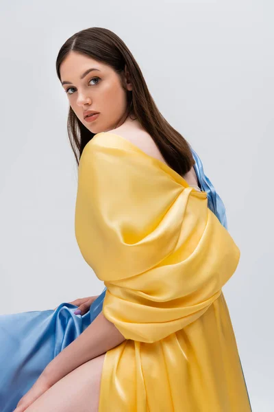 Mavi Sarı Elbiseli Genç Ukraynalı Kadın Gri Üzerinde Tek Başına — Stok fotoğraf