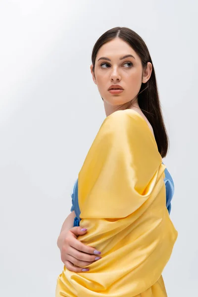 Sensuele Jonge Oekraïense Vrouw Gele Blauwe Kleding Poseren Geïsoleerd Grijs — Stockfoto