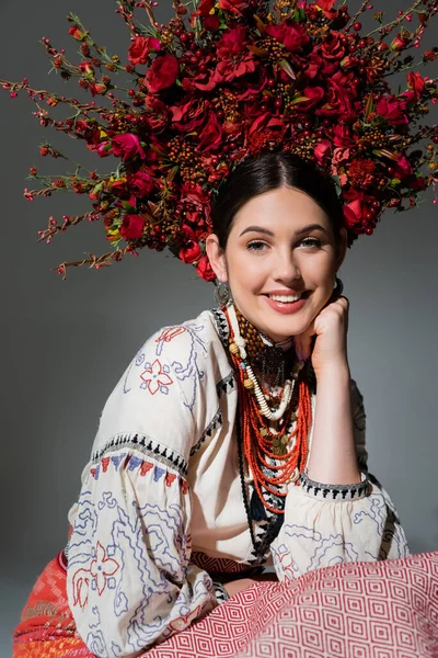 Портрет Щасливої Українки Традиційному Одязі Квіткового Червоного Вінка Ізольований Сірому — стокове фото