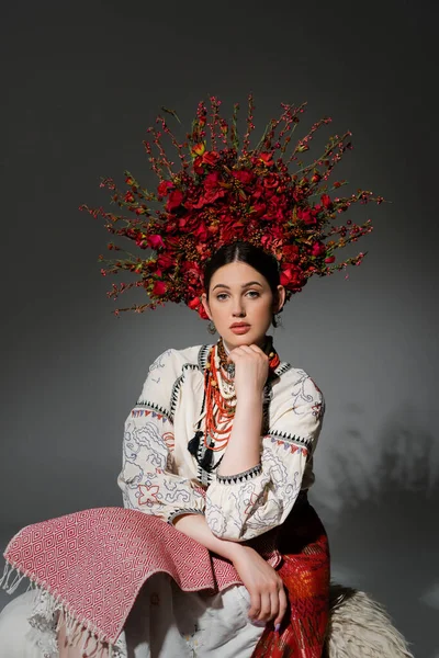 Pretty Ukrainian Woman Traditional Clothes Red Wreath Flowers Berries Grey —  Fotos de Stock