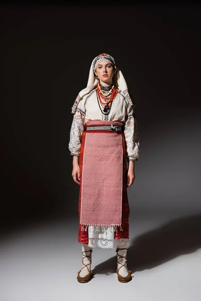 Longitud Completa Joven Ucraniana Vestido Tradicional Con Adorno Posando Negro — Foto de Stock