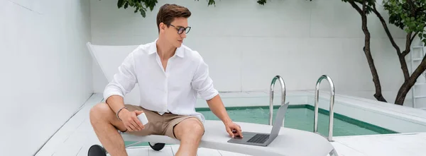 Man White Shirt Sitting Deck Chair Smartphone Using Laptop Banner —  Fotos de Stock