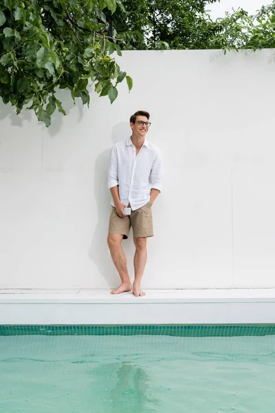 Full Length Barefoot Man Standing Pool Smartphone Hand Pocket — Stock Photo, Image