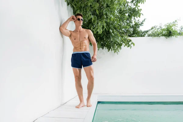 Full Length Athletic Man Swimming Trunks Sunglasses Posing Pool Outdoors — Stockfoto