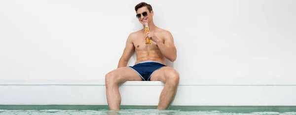 Happy Athletic Man Sunglasses Sitting Pool Drinking Beer Banner — Φωτογραφία Αρχείου