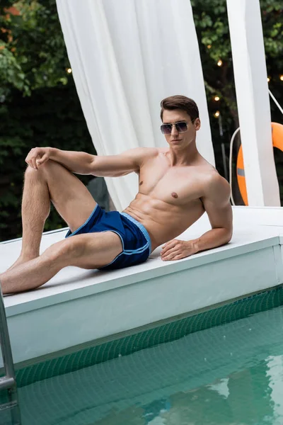 Mann Mit Sportlichem Körper Entspannt Badehose Und Sonnenbrille Pool — Stockfoto