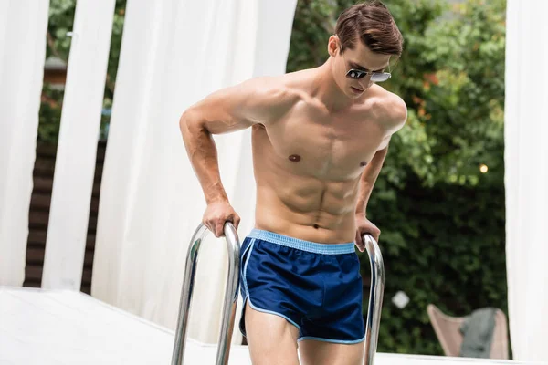 Shirtless Man Sunglasses Holding Pool Ladder Outdoors — Stockfoto