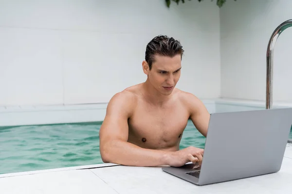 Sportive Man Wet Hair Using Laptop Pool — ストック写真