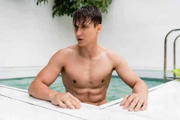 Man Sportive Torso Wet Hair Looking Away Poolside — Φωτογραφία Αρχείου