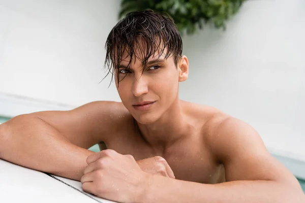 Man Sportive Body Wet Hair Looking Away Poolside — Stockfoto