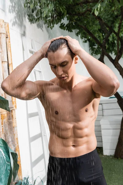 Atletik Adam Dışarıda Duş Alırken Islak Saçlara Dokunuyor — Stok fotoğraf