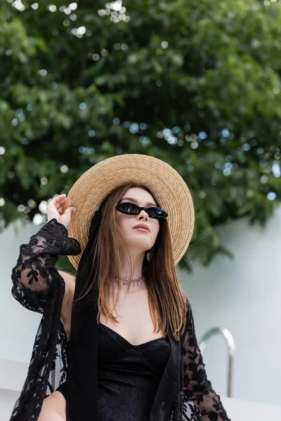 Fashionable Woman Swimsuit Sunglasses Holding Straw Hat Resort — Stok fotoğraf