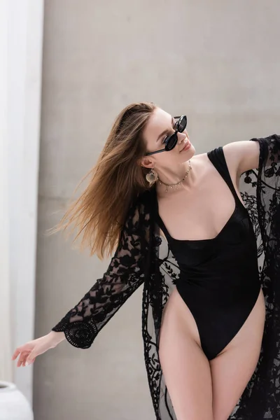 Pretty Brunette Woman Sunglasses Swimsuit Walking Resort — 스톡 사진