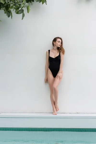 Stylish Woman Swimsuit Standing Wall Swimming Pool Resort — Photo