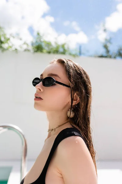 Stylish Woman Wet Hair Resting Resort — Stock Photo, Image