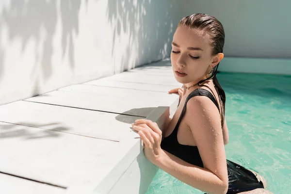 Bonita Jovem Mulher Com Cabelo Molhado Elegante Maiô Preto Piscina — Fotografia de Stock